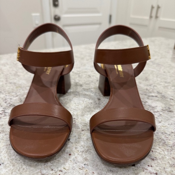 BURBERRY ALF HOLLYWELL 50 SANDALS TAN WITH GOLD TB SIDE STRAP LOGO 38.5 - Picture 3 of 9